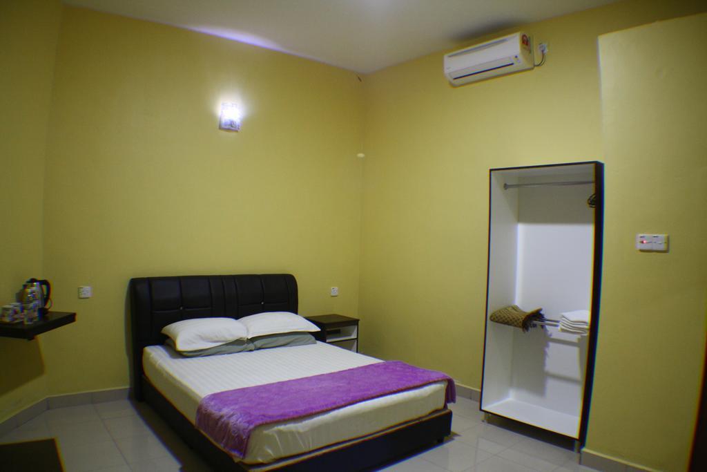 Bougainvillea Inn Kuah Room photo