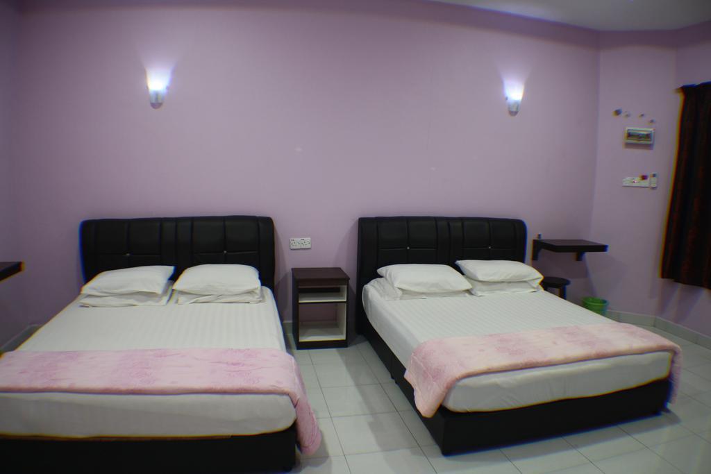 Bougainvillea Inn Kuah Room photo