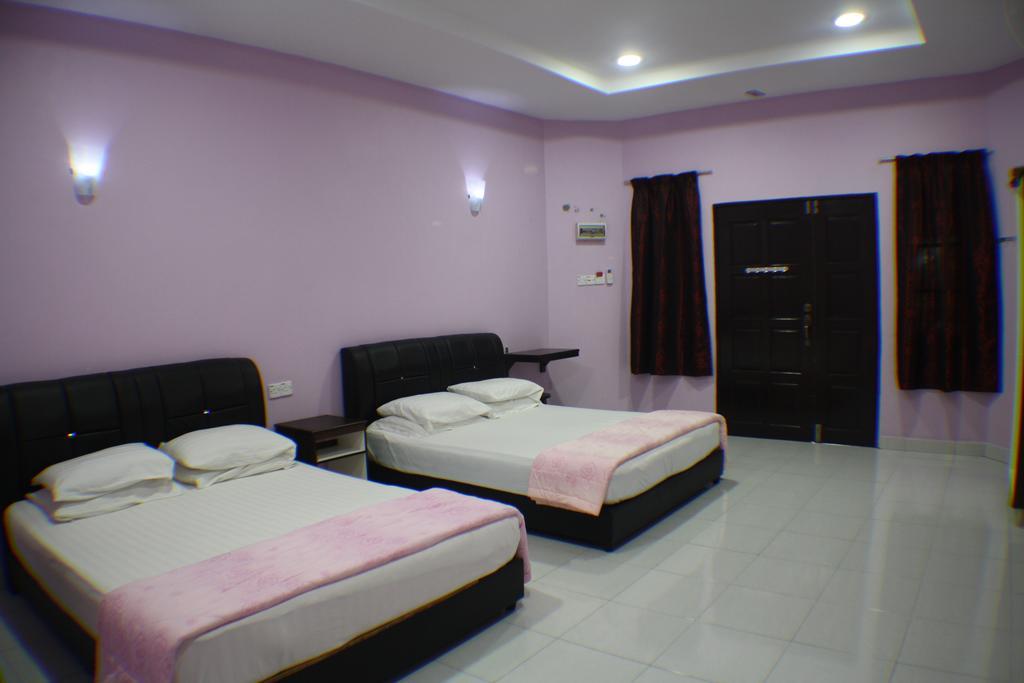 Bougainvillea Inn Kuah Room photo